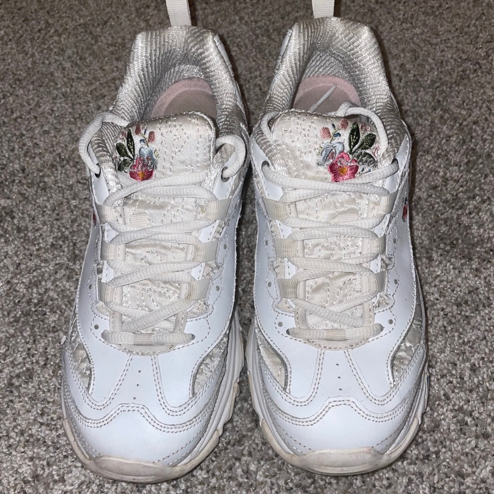 Tennis shoes